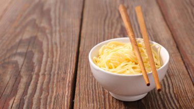 Çin erişte ve beyaz tabak 