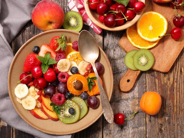Barevný ovocný salát — Stock fotografie