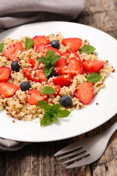 Jahody a quinoa na desce — Stock fotografie