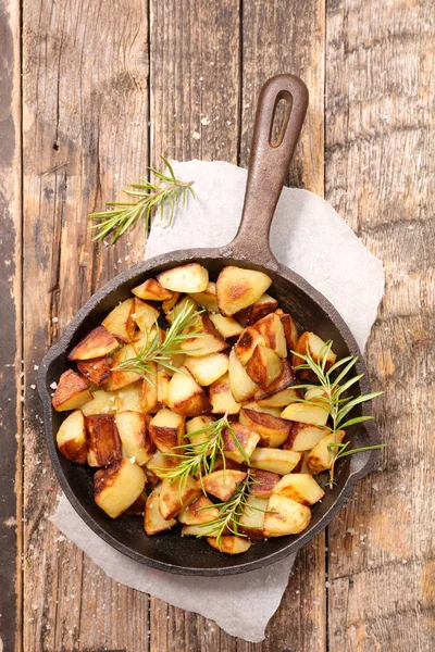 Patatas asadas en sartén —  Fotos de Stock