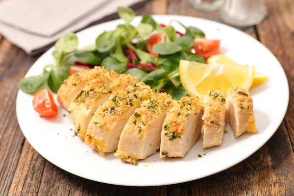 Pechuga de pollo con ensalada — Foto de Stock