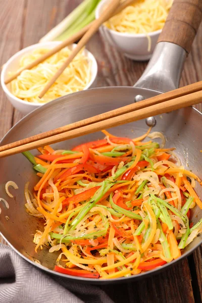 Wokade grönsaker i köket — Stockfoto