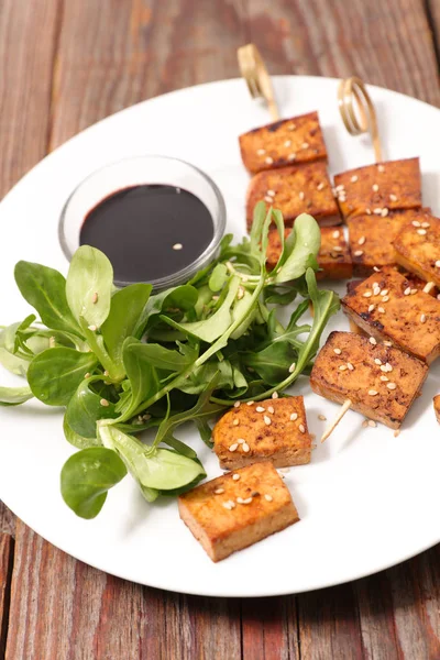 Tofu frito com molho de soja — Fotografia de Stock