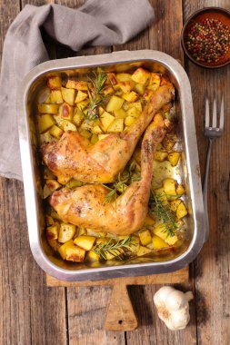 kızarmış tavuk budu ve patates