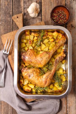 kızarmış tavuk budu ve patates