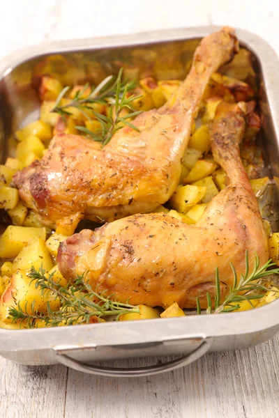 Pernas de frango assadas e batatas — Fotografia de Stock