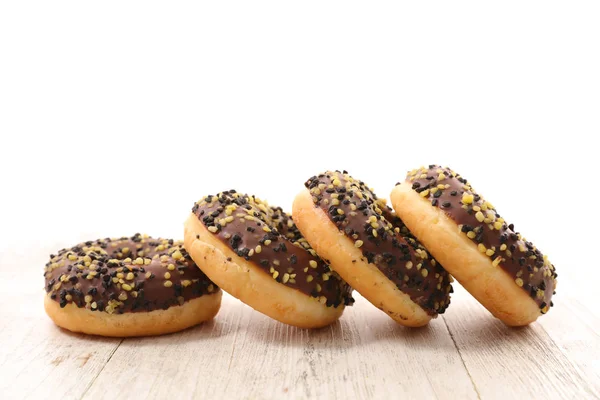 Chocolade donuts op houten tafel — Stockfoto