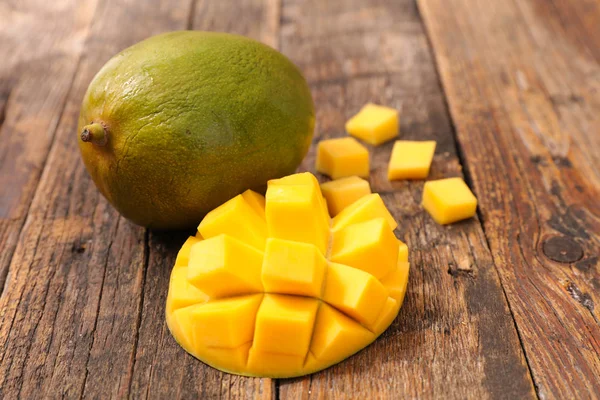 Свежий спелый манго — стоковое фото