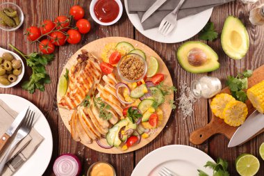 Sebzeli kızarmış tavuk.