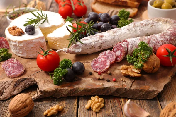 Leckerer Camembert mit Salami — Stockfoto