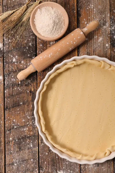 Pasta cruda con mattarello — Foto Stock