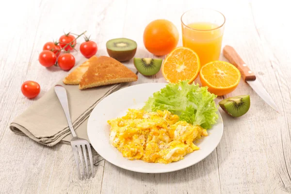 Sabroso desayuno con jugo —  Fotos de Stock