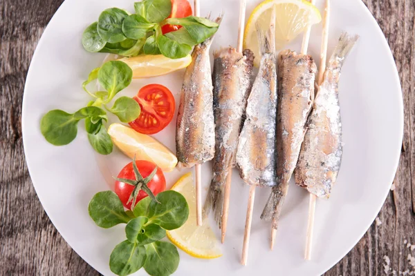 Stekt sardin och sallad — Stockfoto