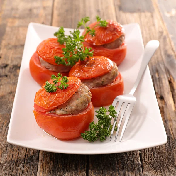 Tomates cuites au four remplies de viande — Photo