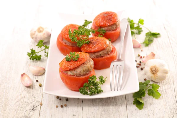 Запеченные помидоры с мясом — стоковое фото