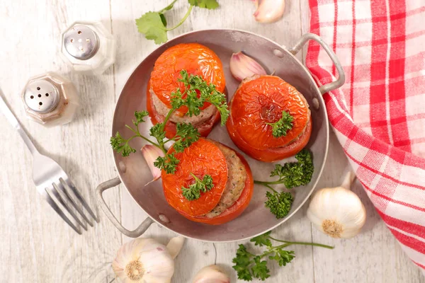 Tomates cuites au four remplies de viande — Photo