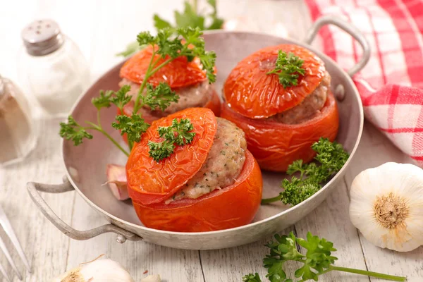 Tomates assados cheios de carne — Fotografia de Stock