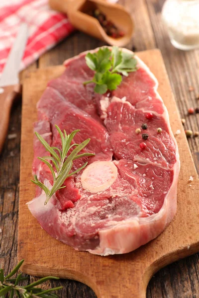 Rauw vlees aan boord — Stockfoto