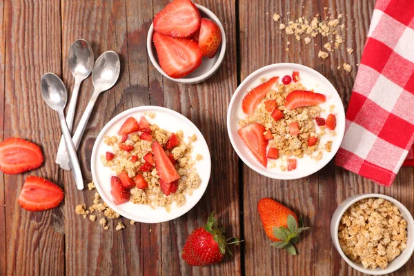 Leckeres Müsli und Beeren — Stockfoto