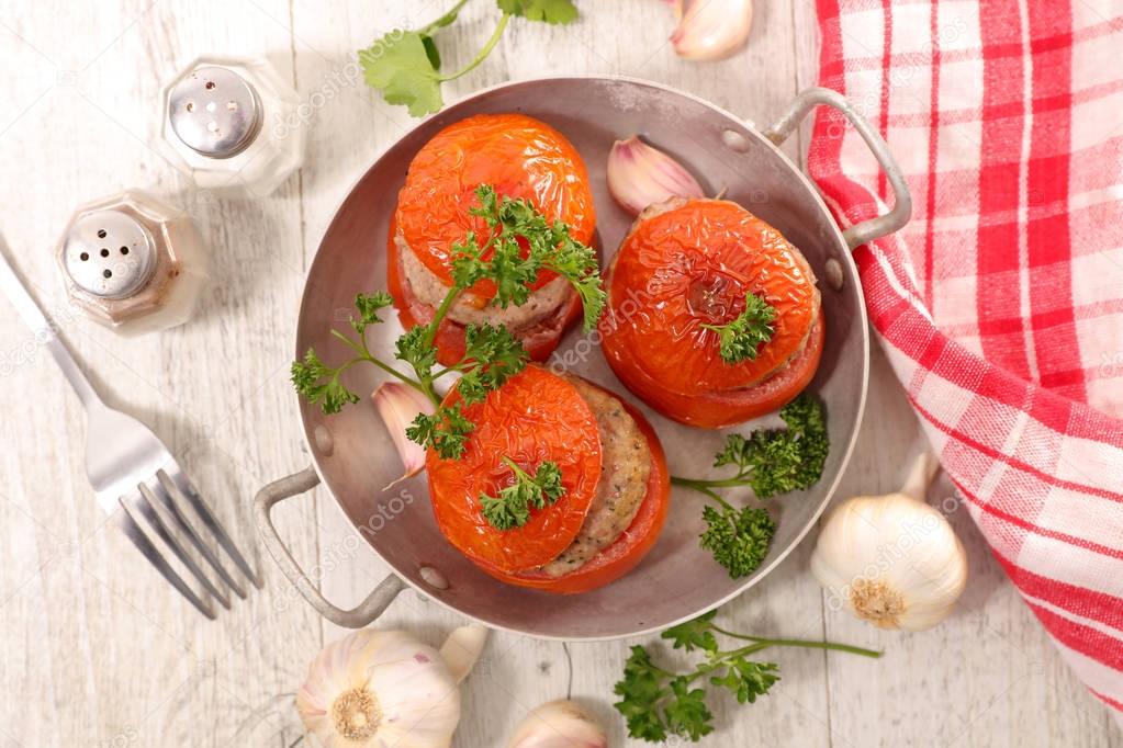 baked tomatoes filled with meat