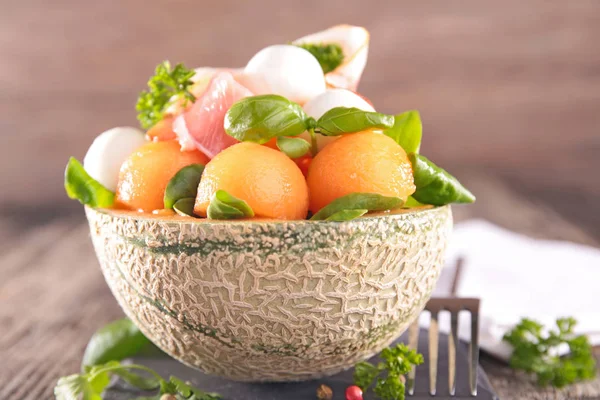 Melonensalat mit Schinken — Stockfoto