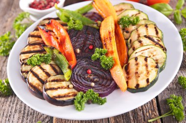 Kızarmış sebze, Barbekü arka plan üzerinde