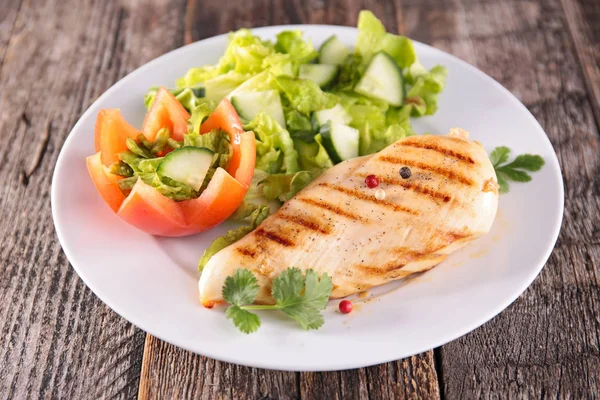 Tavuk göğsü salatası ile — Stok fotoğraf