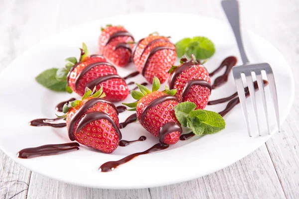 Strawberries and chocolate sauce — Stock Photo, Image