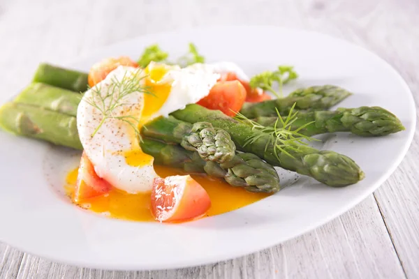 Asparagus with poached egg — Stock Photo, Image