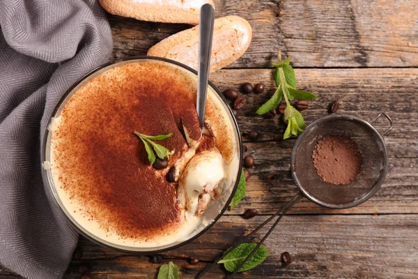 Tatlı tiramisu tatlı kahve ile — Stok Foto © studioM 102016406
