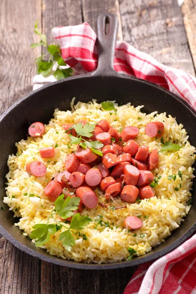 Gebackener Reis und Würstchen — Stockfoto