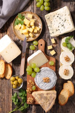 doğrama kurulu üzerinde çeşitli peynir