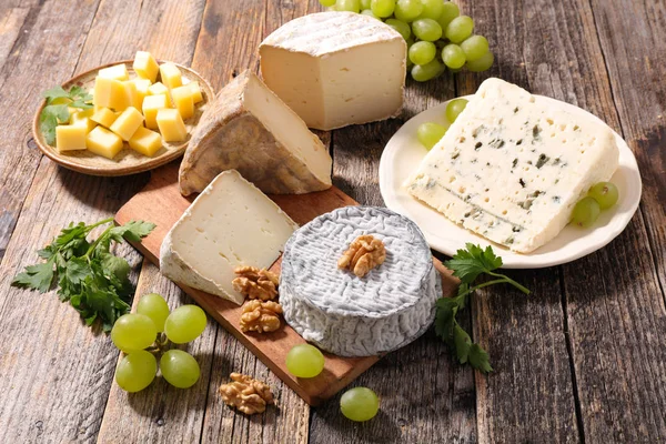 Assorted cheese on chopping board — Stock Photo, Image