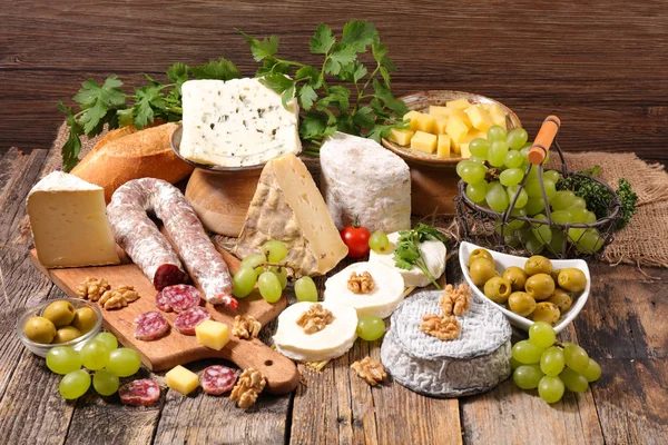 Vegyes sajttal és snack — Stock Fotó