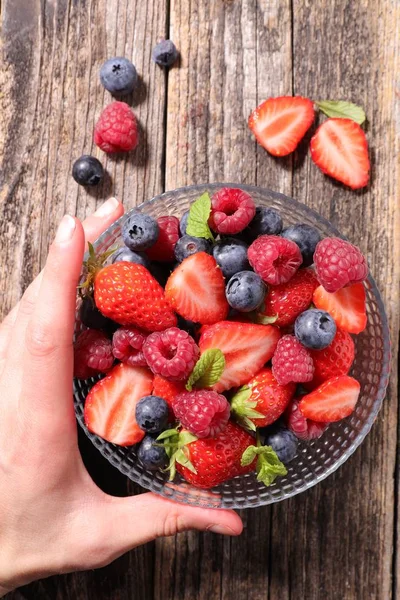 Hand hält Beerensalat — Stockfoto