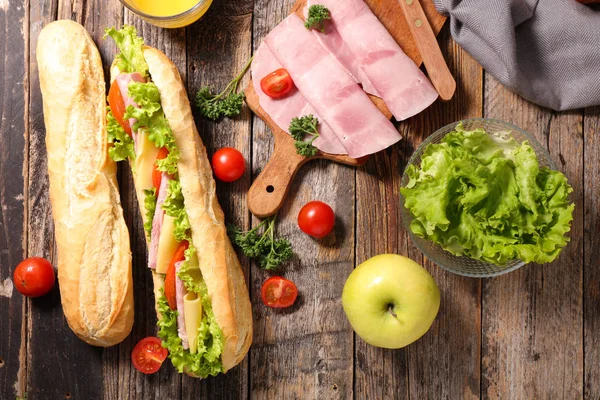 Sandwich mit Zutaten an Bord — Stockfoto