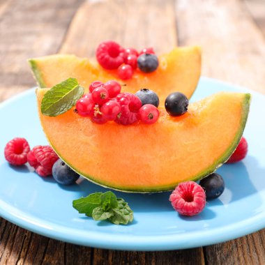 kavun taze çilek ile