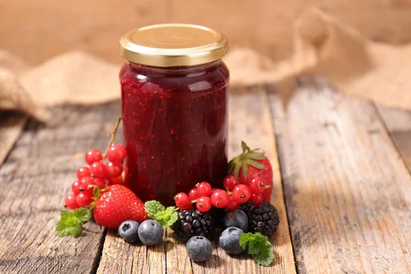 Smakelijke bessen jam — Stockfoto