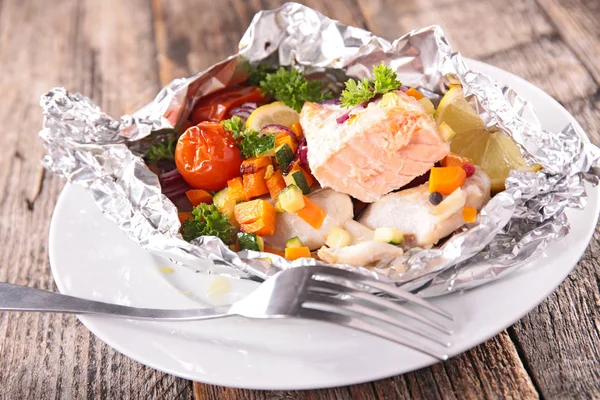 Baked fish and vegetables — Stock Photo, Image