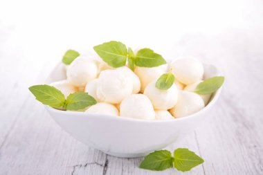 mozzarella ve fesleğen yaprakları