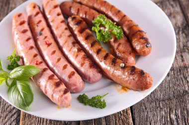 Kızarmış sosis tabakta beyaz