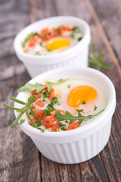 Bakade ägg med grönsaker — Stockfoto