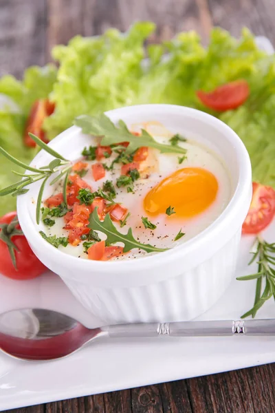 Печёное яйцо с овощами — стоковое фото
