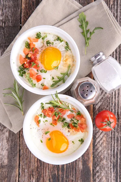 Sült tojás zöldségekkel — Stock Fotó