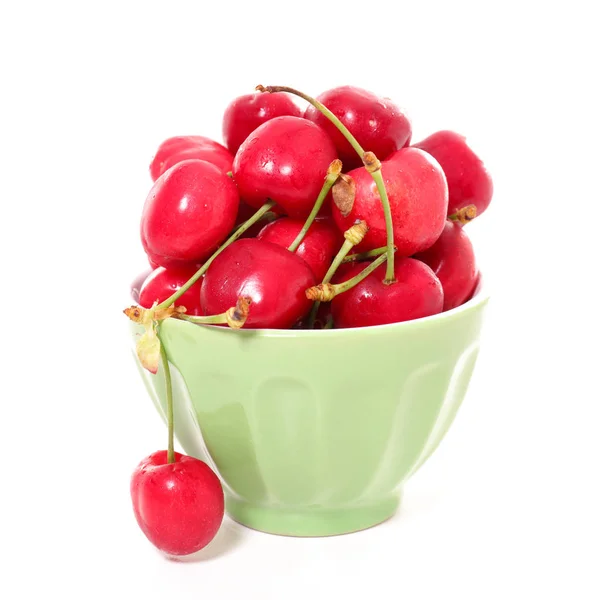 Спелые ягоды вишни в миске — стоковое фото