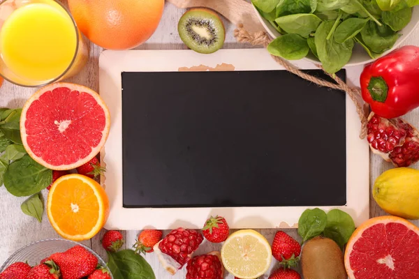 Frutas y pizarra en blanco — Foto de Stock