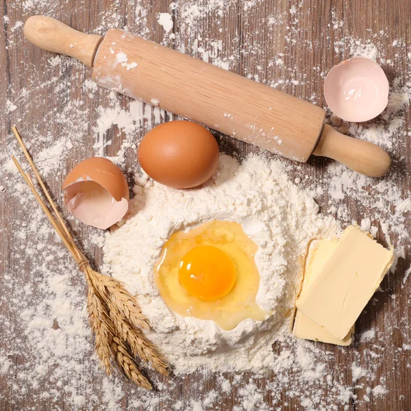 Ingredientes com farinha e ovos — Fotografia de Stock