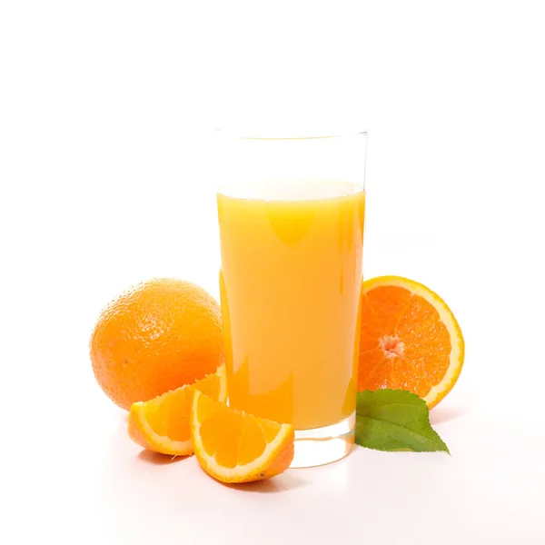 Orangensaft mit Orangen — Stockfoto