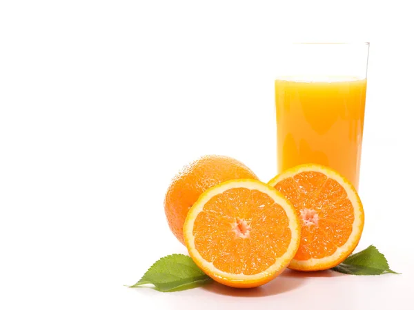 Orangensaft mit Orangen — Stockfoto