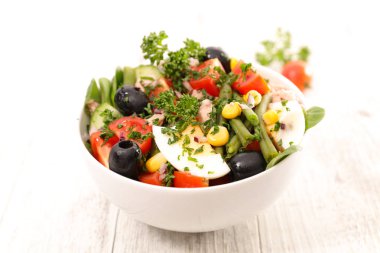 Taze sebze salatası.